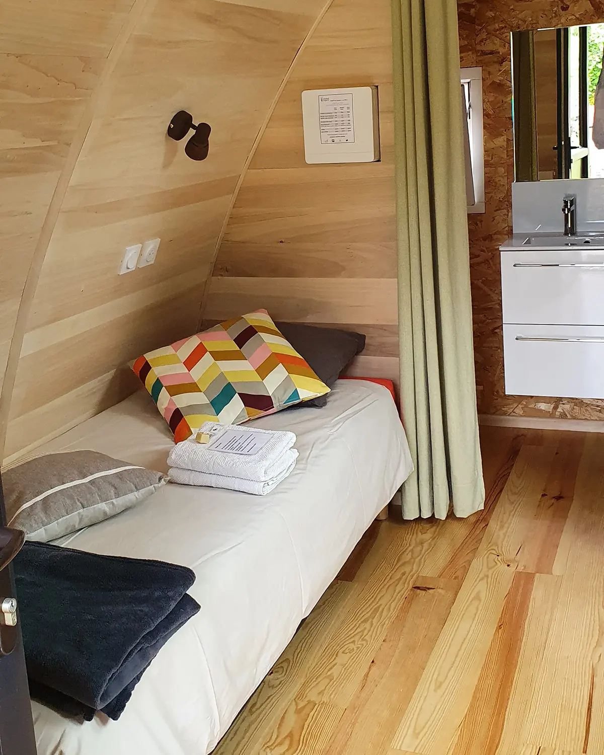 lit simple hebergement insolite