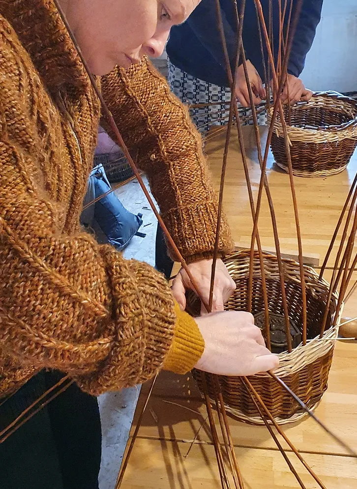 stages de vannerie Occitanie, atelier vannerie 2 jours pour créer son panier en osier
