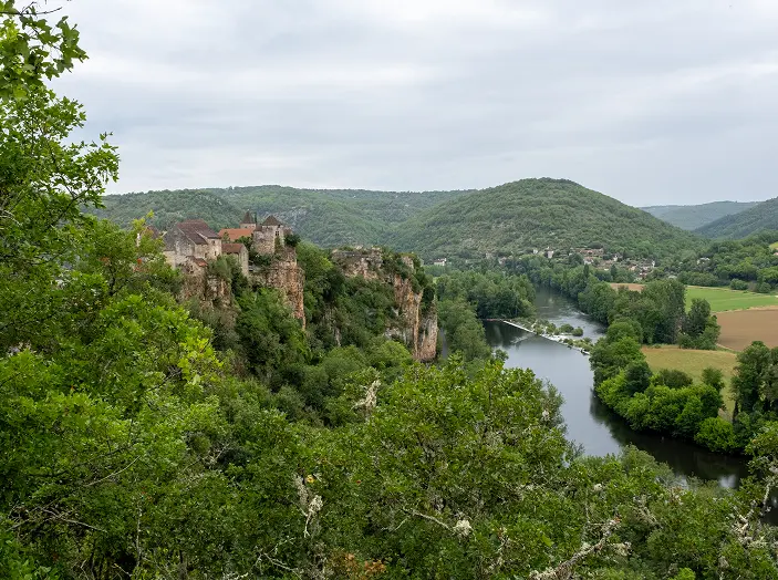 village de Calvignac dans la vallée du lot à 12 minutes de St-cirq-lapopie